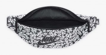 Сумка на пояс Nike NK HERITAGE WAISTPCK - ACCS PR білий, чорний Уні 10 x 41 x 15 см FD5593-010